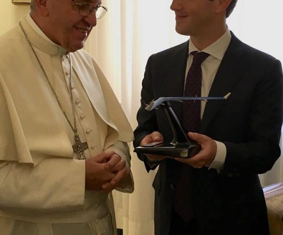 Mark Zuckerberg i-a oferit Papei Francisc o dronă 1 markz1.jpg