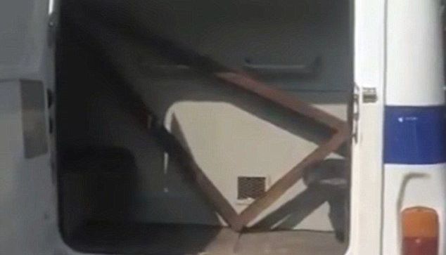 O femeie a murit după ce a fost lovită în cap cu un obiect aruncat dintr-un bloc 1 metal.jpg