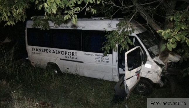Un microbuz cu călători preluaţi de la Aeroportul Otopeni s-a izbit de un autoturism, pe DN 2 B! 1 microbuzaccident_2.jpg