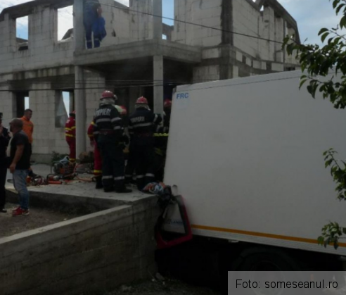 Un şofer de TIR a murit după ce s-a izbit cu autotrenul de un imobil aflat în construcţie (FOTO) 1 mort tir 2_219301.png