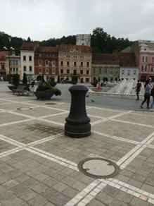 piata-sfatului-stalp.png