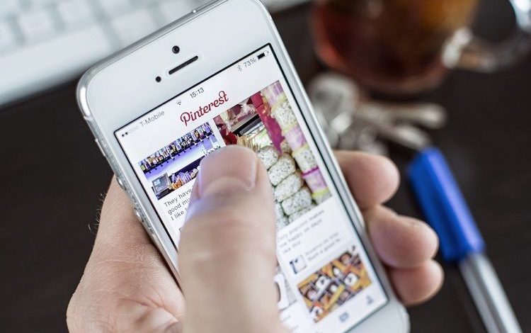 Pinterest a achiziționat Instapaper 1 pinterest-on-smartphone.jpg