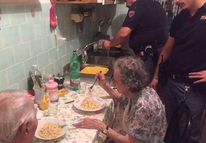 EMOȚIONANT. Polițiștii au gătit paste pentru un cuplu de bătrâni 1 police-italy.jpeg