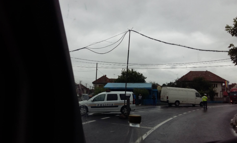 Brașov. Cabluri de electricitate căzute pe drum în comuna Mândra. Circulația, ÎNGREUNATĂ! 1 screenshot_2.png