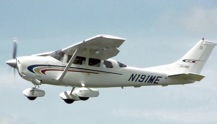 Plouă cu telefoane smart! 1 small-plane.jpg