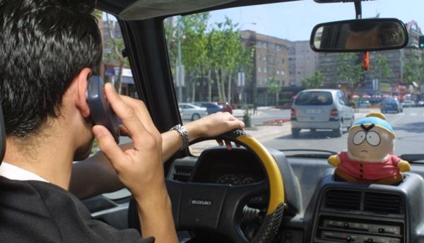 BRAŞOV. Aproape 150 de amenzi în trafic pentru nepurtarea centurii de siguranţă şi pentru vorbitul la telefon 1 telefon-volan.jpg