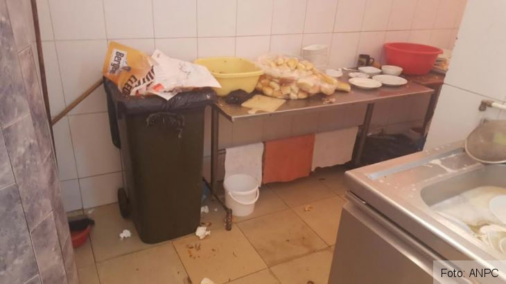 Încă trei terase din Mamaia au fost închise temporar de Protecția Consumatorilor! Este vorba despre... (Galerie foto) 1 terase mamaia_219564.jpg