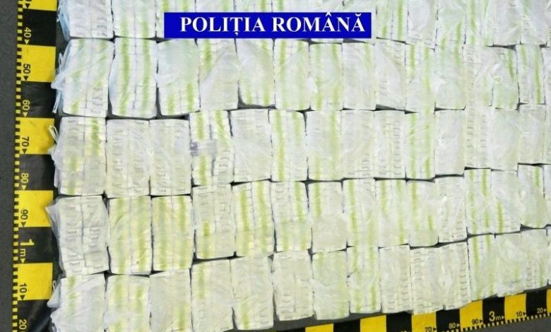 Contrabandist lăsat fără autoturism și 14.000 de lei, în urma unui flagrant 1 tigaripolitie_2.jpg