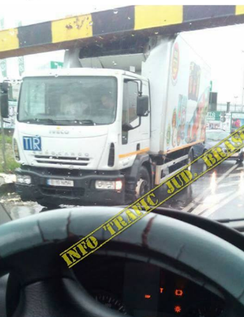 Brașov. TIR rămas blocat în limitatorul de înălțime de la Duplex 2 1 tir.png