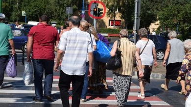 BRAȘOV. Atenție, șoferi! Pietonii continuă să ignore semaforul de la Piața Dacia - FOTO 9 treceredacia1.jpg