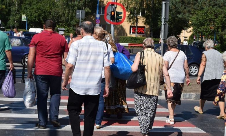 BRAȘOV. Atenție, șoferi! Pietonii continuă să ignore semaforul de la Piața Dacia - FOTO 1 treceredacia1.jpg