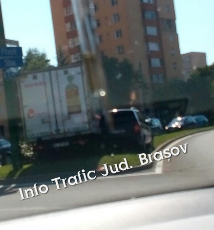 Brașov. Accident în sensul giratoriu! Un camion și un autoturism, pe spațiul verde! 1 vlahu.png