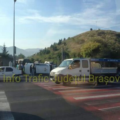 Brașov. Cascadorie în Bartolomeu. Un taxi a ajuns pe trotuar cu roțile în sus! (Galerie Foto) 1 14222272_975551692570304_9152471131655461624_n_221016.jpg