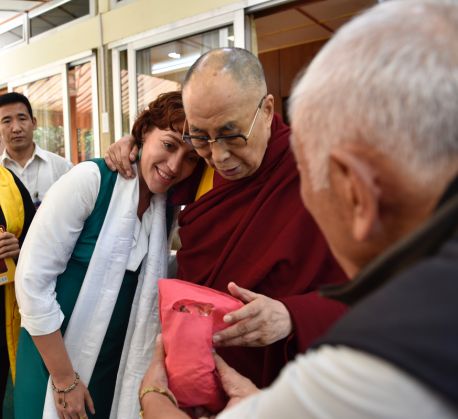 Pozele Regelui Mihai, în mâinile lui Dalai Lama 1 DalaiLama1_221384.jpg