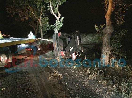 Pasager încarcerat, după ce o maşină s-a izbit de un copac! Şoferul a fugit de la locul accidentului (FOTO) 1 accident botosani 3_221912.jpg