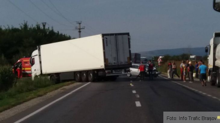 BRAȘOV. TIR implicat într-un accident rutier între Brașov și Feldioara! O femeie a fost dusă la spital (FOTO) 1 accident han 2_220909.jpg