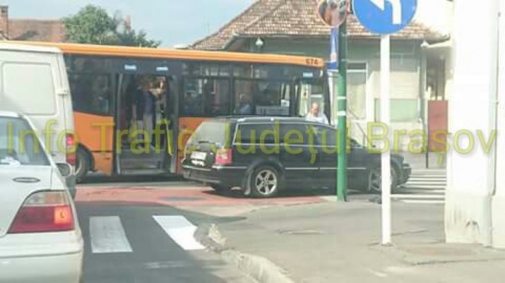 BRAŞOV. Incident în trafic, între un autobuz şi un autoturism, la intersecţia dintre strada Lungă şi strada Morii (FOTO) 1 accident lunga_220870.jpg
