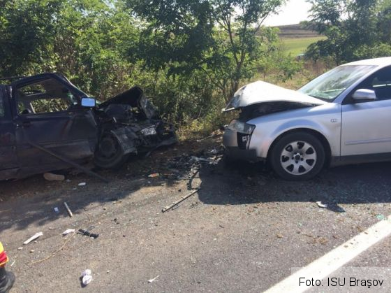 Update. BRAŞOV. Imagini de la accidentul dintre Părău şi Veneţia de Jos! O victimă de 21 de ani este în stop cardio-respirator 1 accident parau 3_222406.jpg