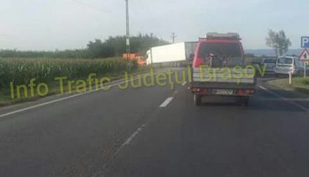 Update. BRAȘOV. O femeie a fost dusă la spital, în urma accidentului dintre Feldioara și Brașov (zona Hanului din Ardeal) 1 accidentdn133.jpg