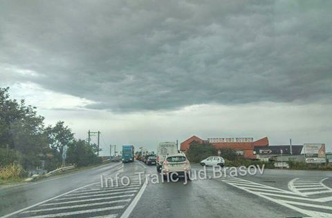BRAŞOV. A plonjat cu maşina în afara şoselei după ce a izbit un cap de pod, în zona Hanului din Ardeal! Fiica de 2 ani şi soţia şoferului au fost rănite (FOTO) 1 accidenthanuldinardeal.jpg