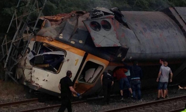 Update. Cel puţin patru persoane au murit după ce a deraiat un tren cu navetişti 1 accidferoviar.jpg