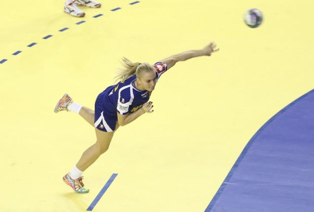 HANDBAL FEMININ. Reprezentantele Coronei Brașov s-au remarcat la echipele naționale de senioare și tineret (U20) 1 chiper laura CE 2014_222354.jpg