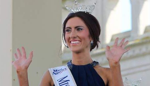 PREMIERĂ. Concurentă lesbiană la Miss America!!! 1 erin.jpg