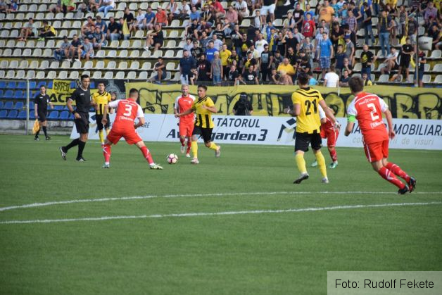 fotbalfcbrasovutaarad04_221166.JPG
