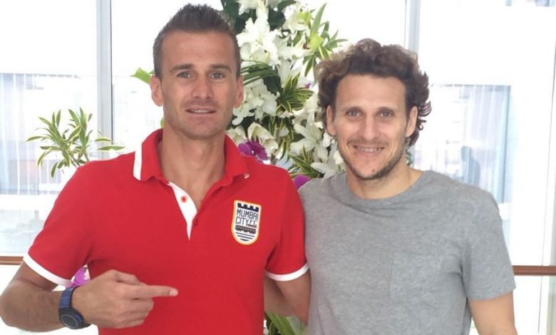 ONOARE. Ex-„stegarul” Lucian Goian are un coechipier celebru!!! 1 goian-forlan.jpg