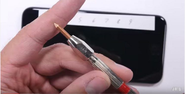 Cât de bine rezistă iPhone 7 la zgârieturi, foc și îndoire 1 iphone7scratchtest-750x383.jpg