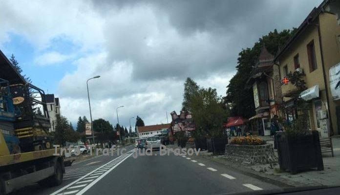 BRAŞOV. A pierdut controlul volanului şi a ajuns cu maşina pe trotuar (FOTO) 1 masinatrotuar.jpg