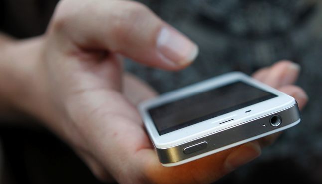 O BRAȘOVEANCĂ este anchetată după ce și-a însușit un telefon mobil găsit în Sfântu Gheorghe 1 mobilfemeie.jpg