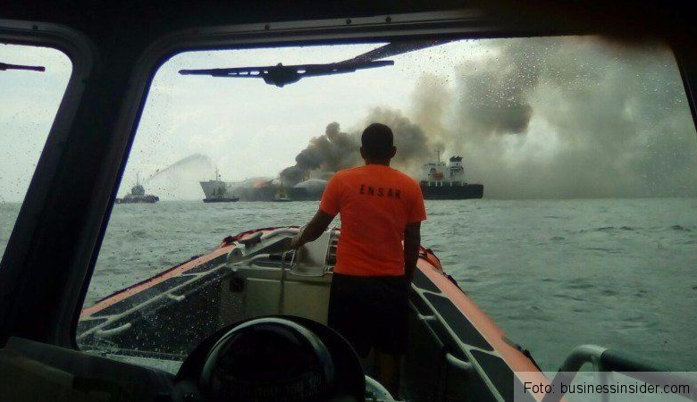 Un petrolier care transporta 150.000 de barili de carburanți a luat foc după o explozie 1 petrolier.jpg