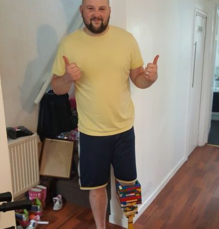 Un bărbat fără un picior și-a făcut proteză din piese Lego 1 proteza1.jpg