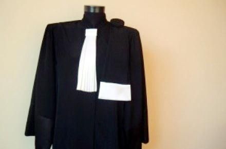 BRAŞOV. Avocat reţinut pentru ultraj judiciar şi ameninţări cu moartea la adresa unor magistraţi 1 roba-avocat.jpg