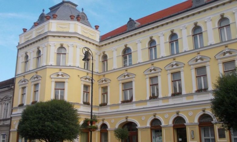 O femeie şi-a dat foc în faţa Primăriei din Sfântu Gheorghe 1 sf-gheorghe.jpg