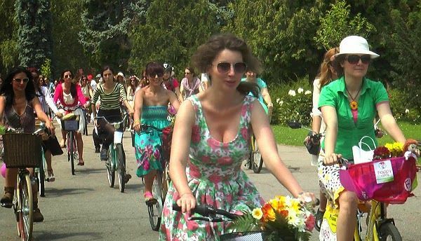 BRAȘOV. Astăzi, biciclistele chic fac paradă prin oraș 1 skirtbike.jpg