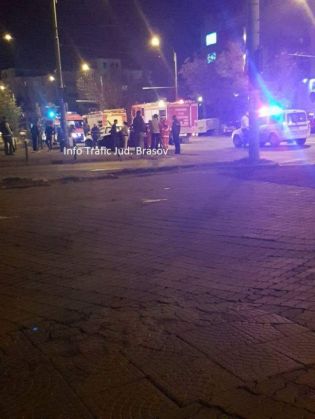 BRAȘOV. Intervenție de urgență pe Bulevardul Mihail Kogălniceanu, în urma unui accident (FOTO) 1 accident kogalniceanu 3_223735.jpg