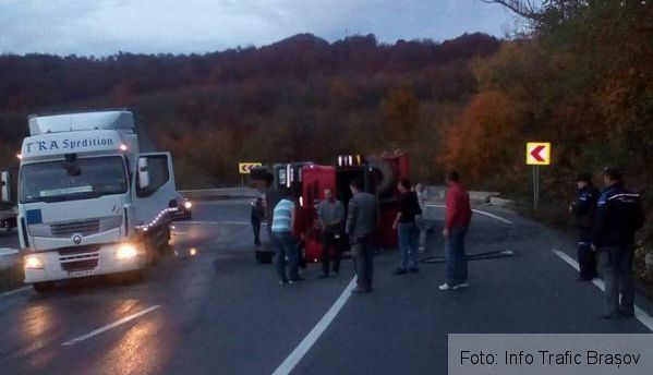 BRAȘOV. Camion răsturnat într-o curbă pe DN1, pe Dealul Perșaniului. Șoseaua este ca sticla! 1 accident-persani.jpg