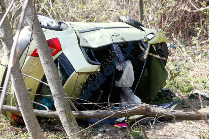 Şofer mort după ce a intrat cu maşina într-un copac 1 accidentbuzau_2.png