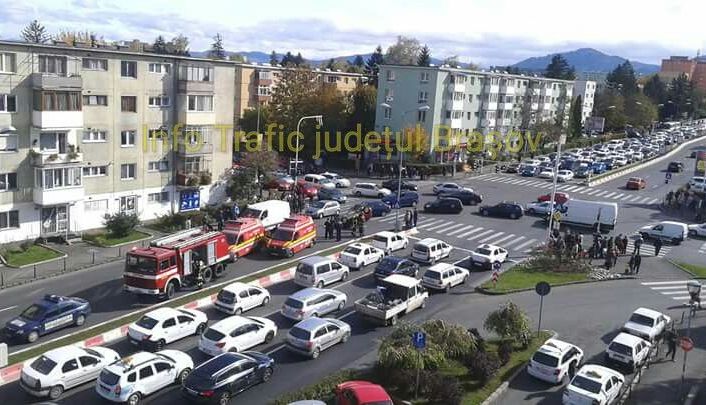 BRAȘOV. ACCIDENT SPECTACULOS pe Calea București. O mașină s-a răsturnat - GALERIE FOTO 1 accidentcaleabucuresti.jpg