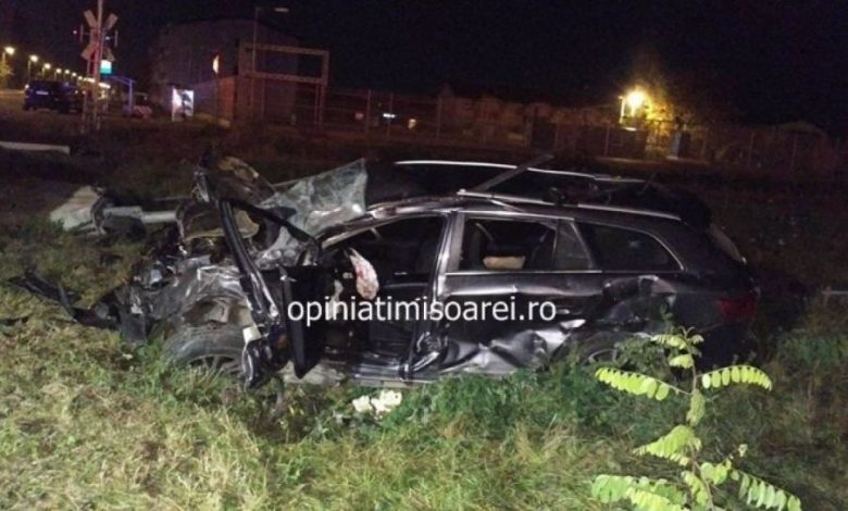 A depăşit două autoturisme şi... s-a izbit de tren (FOTO) 1 accidentferoviartimis.jpg