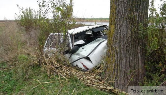 O adolescentă a murit, iar trei tineri au fost răniţi, după ce s-au izbit cu autoturismul de un copac (FOTO) 1 accidentgropeni.jpg