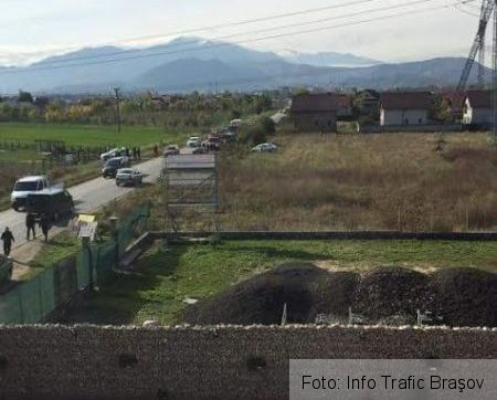 Update. BRAŞOV. Depăşire periculoasă! O maşină s-a răsturnat în afara şoselei, între Sânpetru şi Braşov (FOTO) 1 accidentsanpetru_4.jpg