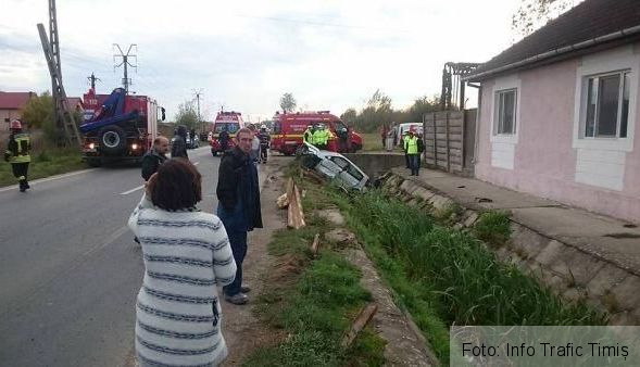 Un bărbat a murit, după ce mașina în care se afla a ajuns într-un șanț (FOTO) 1 accidenttimis_6.jpg