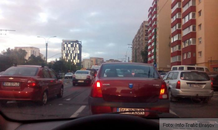 BRAȘOV. Circulația în intersecția străzii Hărmanului cu Bulevardele Gării și Alexandru Vlahuță, „paralizată” (FOTO) 1 aglomeratie gara_223535.jpg
