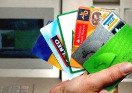 Patru români, condamnați la închisoare pentru clonare de carduri 1 carduri_3.jpg