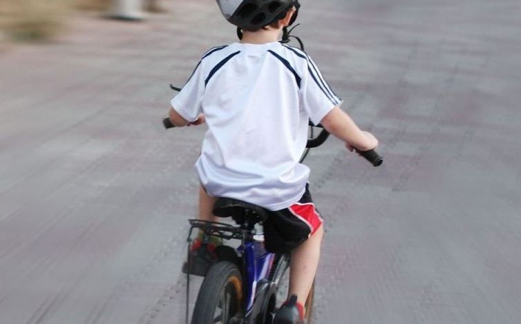 Județul BRAȘOV. Copil pe bicicletă, lovit de un autovehicul! 1 copilbicicleta.jpg