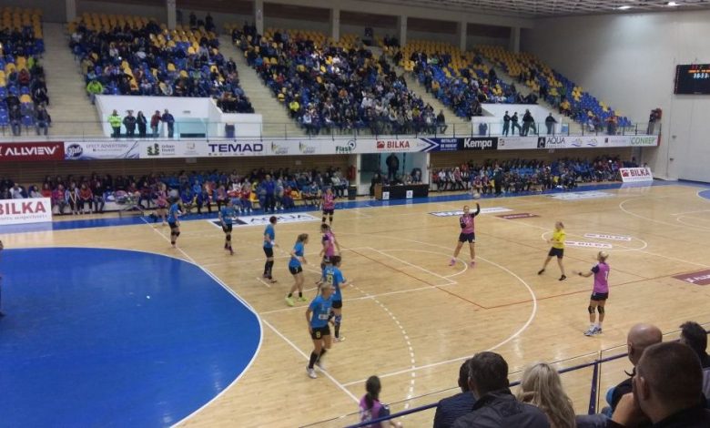 BRAȘOV. Corona, dezavantajată de arbitraj în fața propriilor suporteri. O brigadă EHF a stricat meciul cu CSM Roman 1 coronaroman.jpg