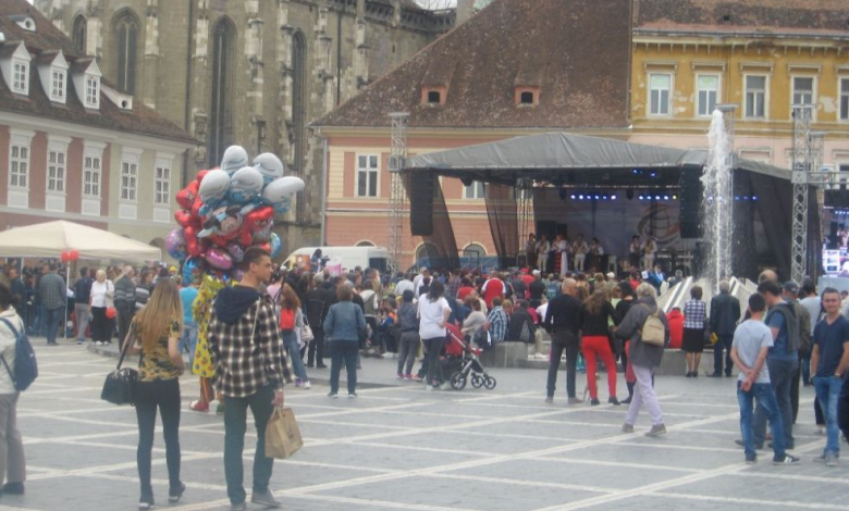 BRAȘOV. Concert în Piața Sfatului; nume în vogă pe scenă 1 img-3910.jpg